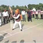 पुष्कर सिंह धामी ने पंचकूला में युवा खिलाड़ियों के साथ खेला क्रिकेट, बोले- खेल का मैदान सिखाता है टीम भावना और समर्पण का महत्व